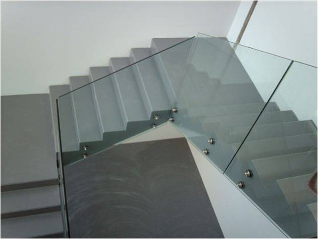 Balustrade en verre pour escalier avec point de fixation en bas